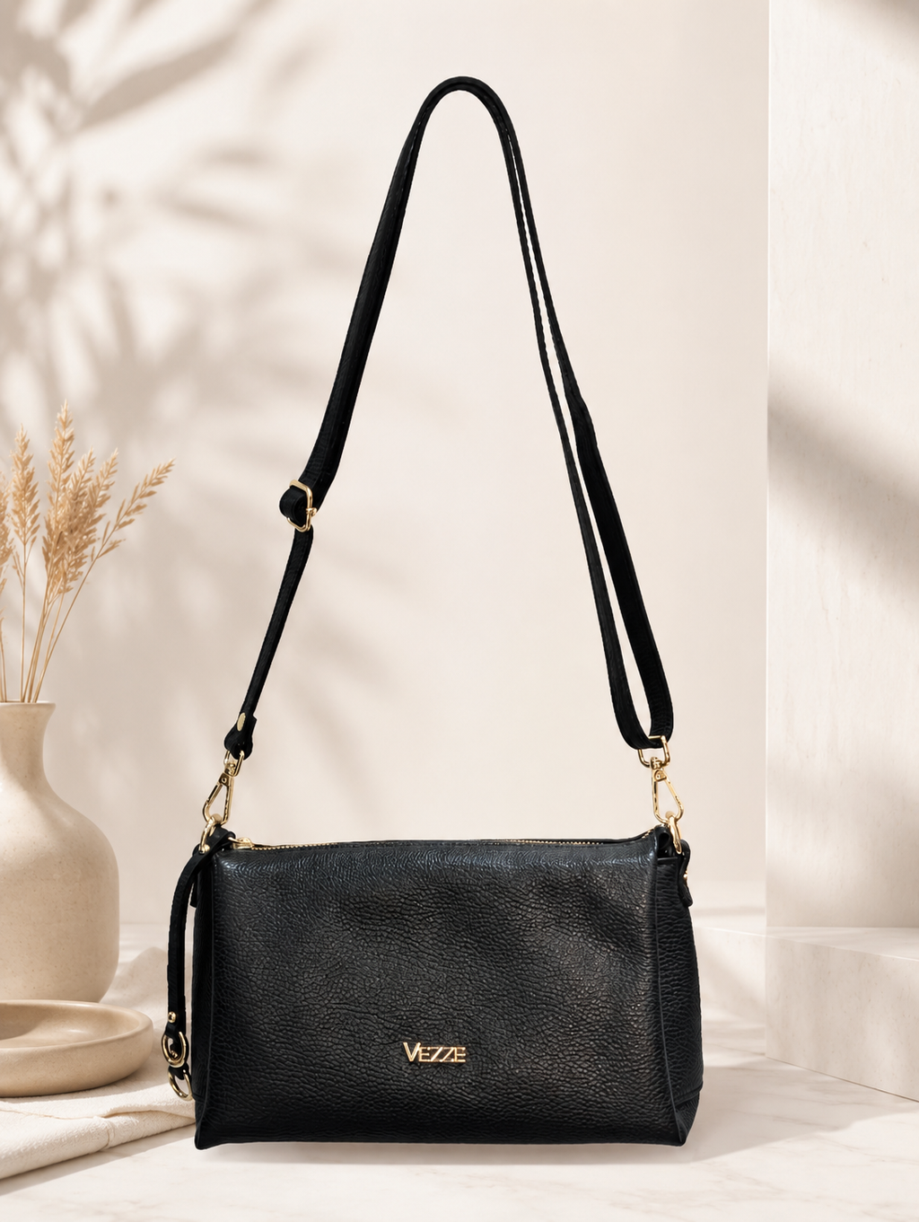 Vezze leather black messenger bag S