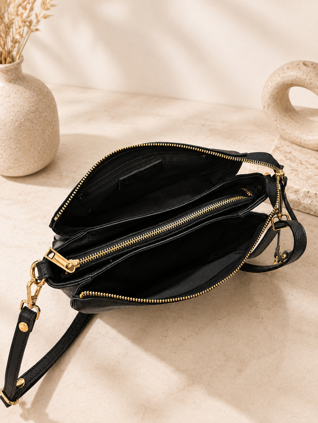 Vezze leather black messenger bag S