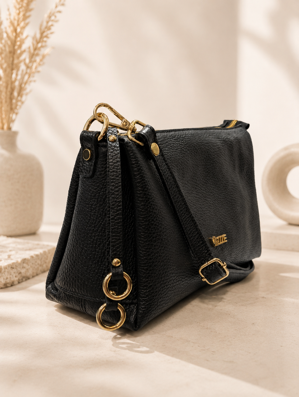Vezze leather black messenger bag S