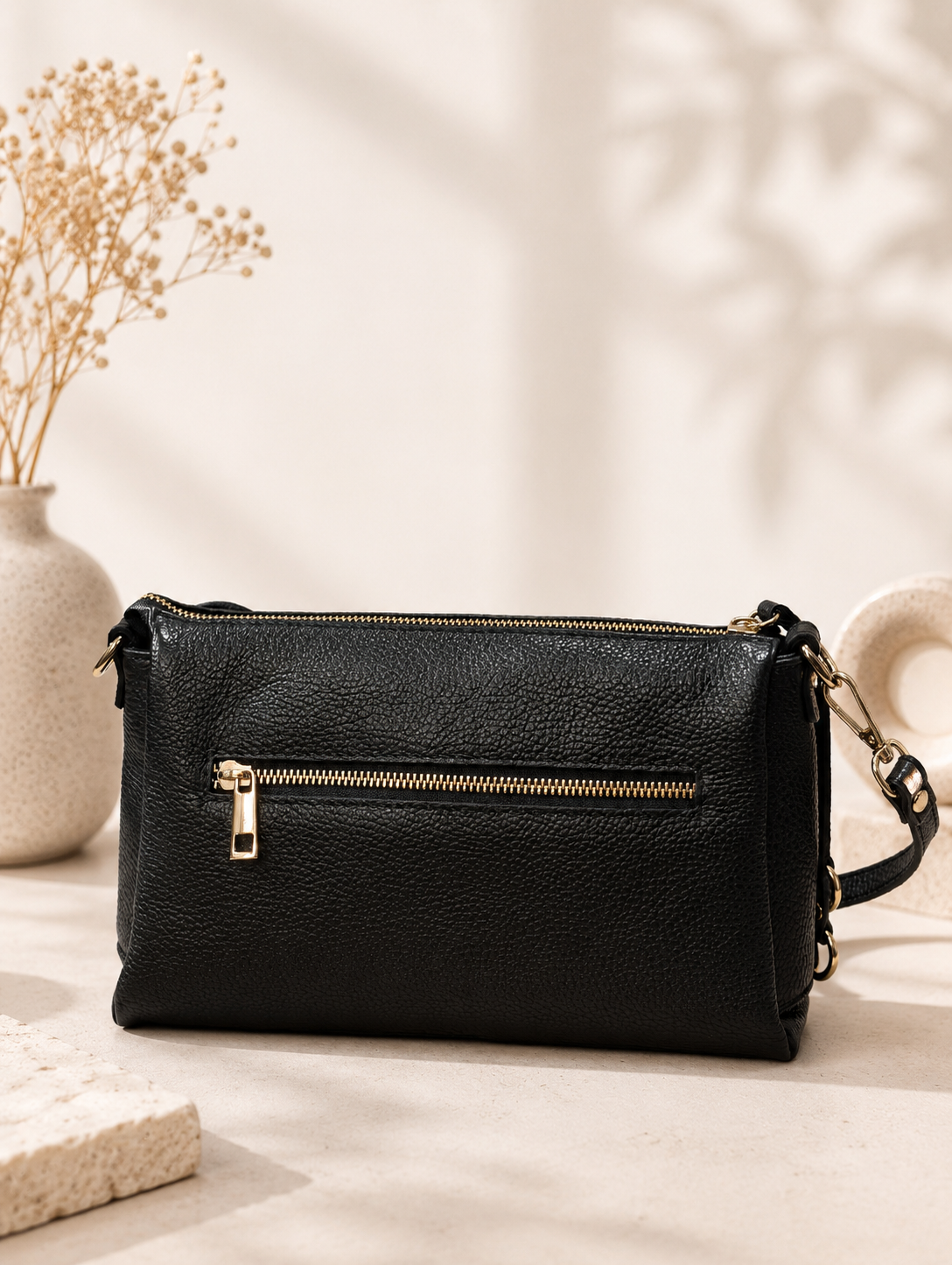 Vezze leather black messenger bag S