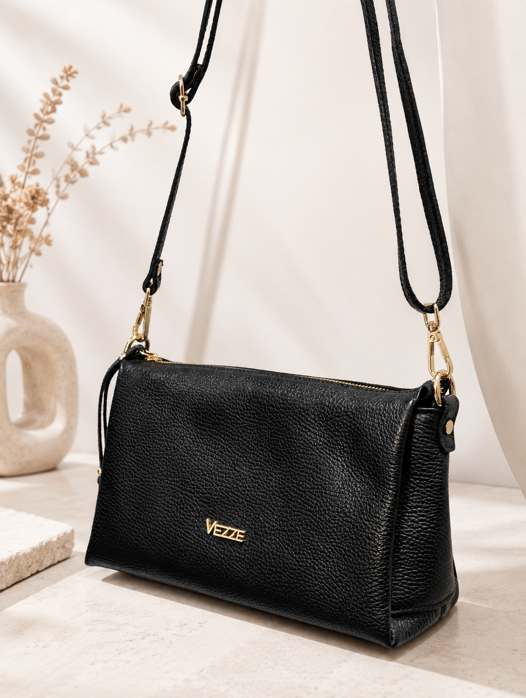 Vezze leather black messenger bag S